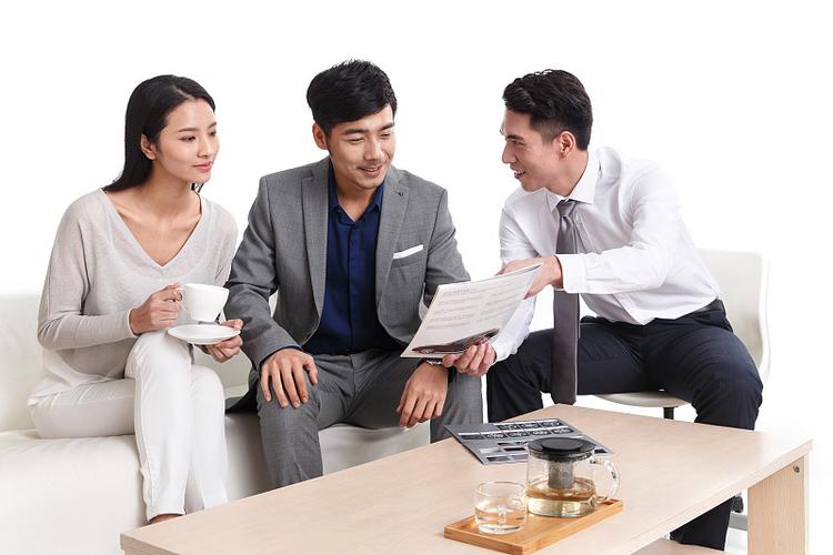 一辆车，两个人，和那个把钥匙递给他们的人